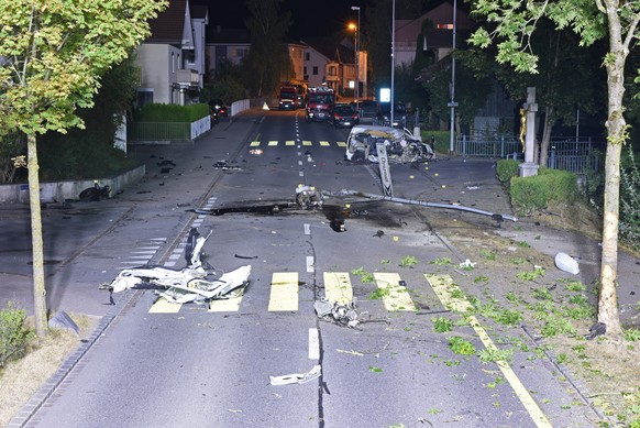 Riesiges Glück hatte ein 35-jähriger Autofahrer in der Nacht auf Montag im luzernischen Dagmersellen: In einer Linkskurve der Baselstrasse verlor er alkoholisiert die Herrschaft über sein Auto.