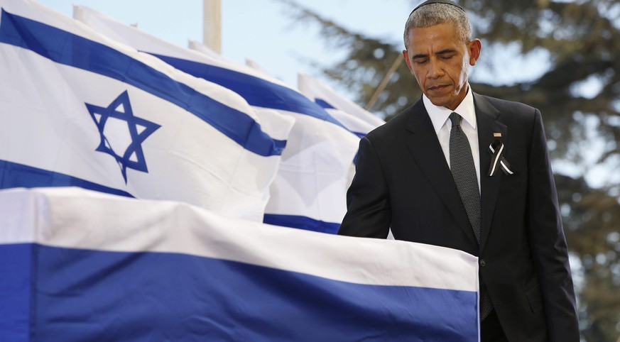 epa05563448 US President Barack Obama touches the coffin of Shimon Peres after delivering his eulogy during the state funeral ceremony for Shimon Peres at Mount Herzl Military Cemeter in Jerusalem, Is ...