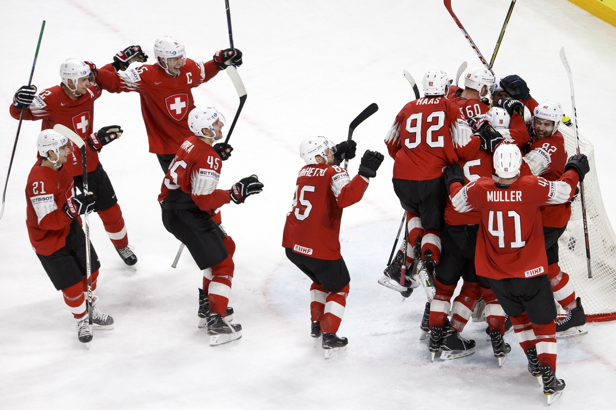 epa06751150 Switzerland's players celebrate their victory after beating Canada during the IIHF 2018 World Championship semi final game between Canada and Switzerland, at the Royal Arena, in Copen ...