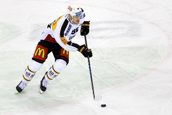 ARCHIVBILD ZUM WECHSEL VON DAMIEN BRUNNER VON LUGANO ZU BIEL --- Lugano&#039;s forward Damien Brunner drives the puck, during the game of National League A (NLA) Swiss Championship between Geneve-Serv ...