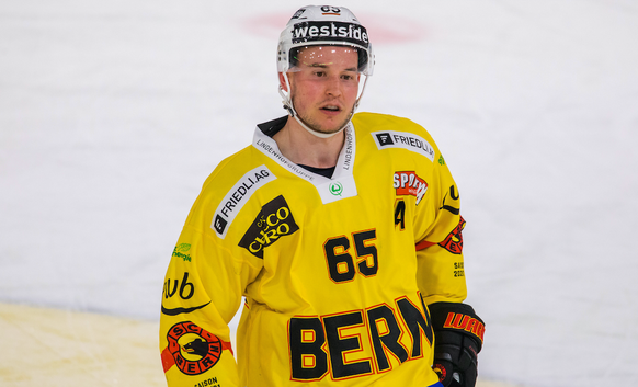 Zug, Schweiz - 13. April 2021: 65 Ramon Untersander, Verteidiger SC Bern. Eishockey *** Zug, Switzerland 13 April 2021 65 Ramon Untersander, defender SC Bern Ice Hockey