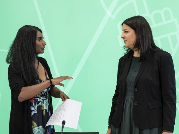 Regierungsraetin Laura Bucher, Vorsteherin Departement des Innern, rechts, spricht mit Sarah Ramani Ineichen, Praesidentin Verein Back to the Roots, ueber den Forschungsbericht zur Adoptionen aus Sri  ...