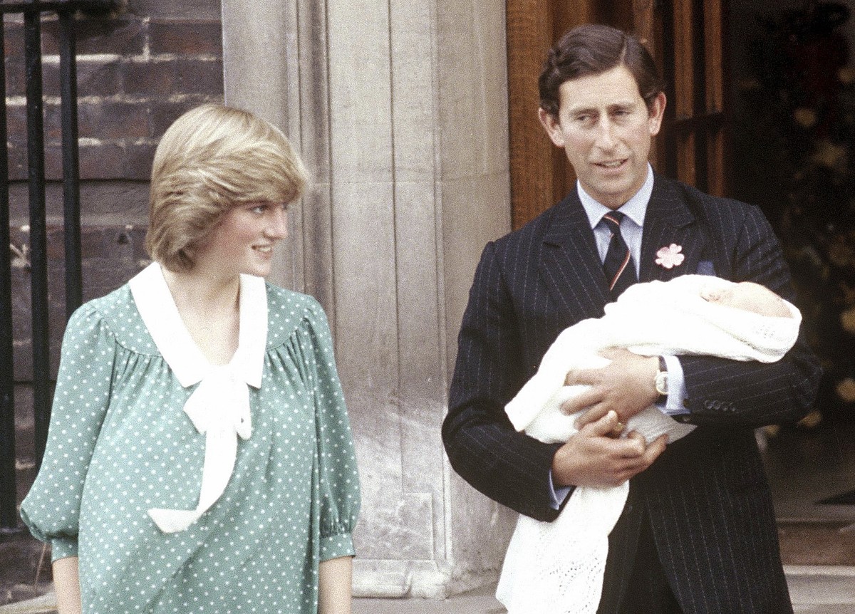 ZUM 20. TODESTAG VON PRINZESSIN DIANA AM DONNERSTAG, 31. AUGUST 2017, STELLEN WIR IHNEN FOLGENDES BILDMATERIAL ZUR VERFUEGUNG - In this June 22, 1982 photo Britain's Prince Charles, Prince of Wal ...