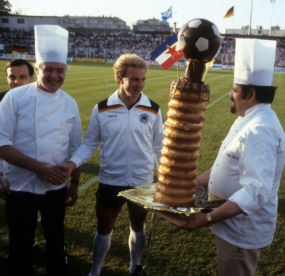 Bildnummer: 04630484 Datum: 07.06.1983 Copyright: imago/WEREK
Karl Heinz Rummenigge (2.v.li.) bekommt einen Baumkuchen, re. Bernd Schuster (beide BR Deutschland); Karlheinz, Vdia, quer, Kuchen, Freund ...