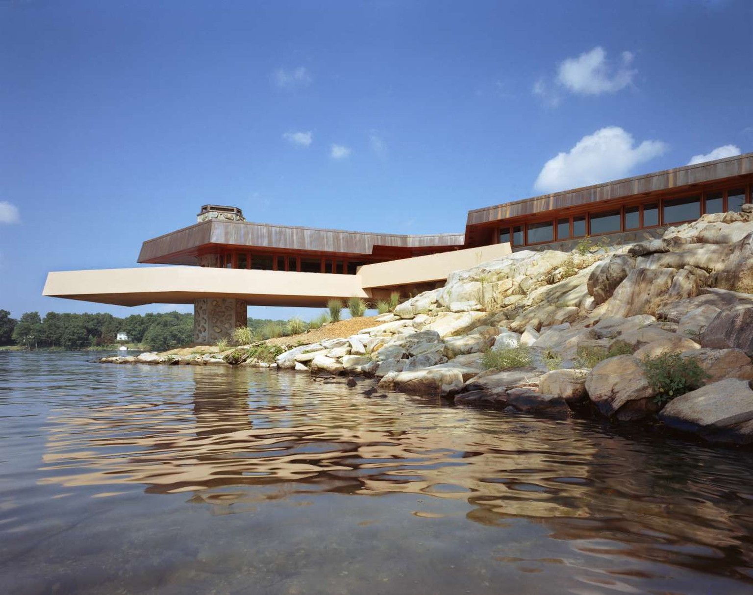 frank lloyd wright island petre island new york insel architektur wohnen 
https://www.privateislandsonline.com/united-states/newyork/petra-island