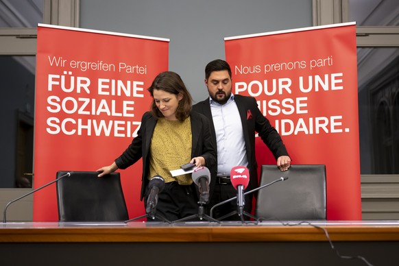 Mattea Meyer, Co-Parteipraesidentin der Sozialdemokratischen Partei Schweiz und Nationalraetin SP-ZH, links, und Cedric Wermuth, Co-Parteipraesident der Sozialdemokratischen Partei Schweiz und Nationa ...
