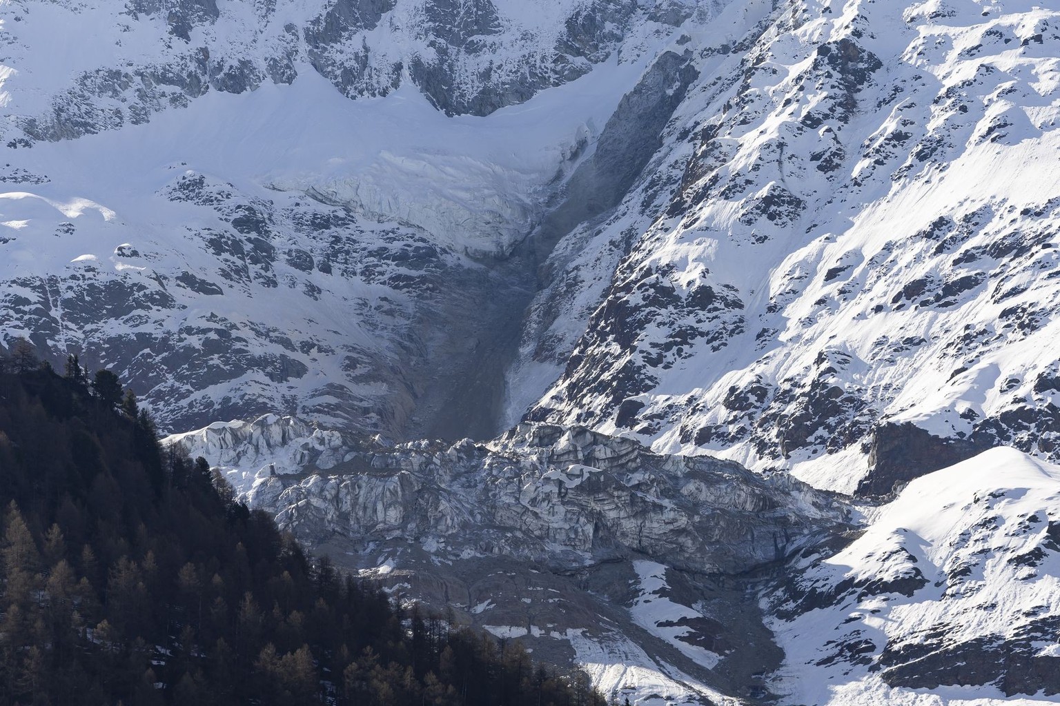 L'eboulement dans la montagne du Bietschhorn photographies le dimanche 18 mai 2025 a Blatten. Suite a une coulee de boue survenue ces derniers jours, une partie des habitants du village de Blatte ...
