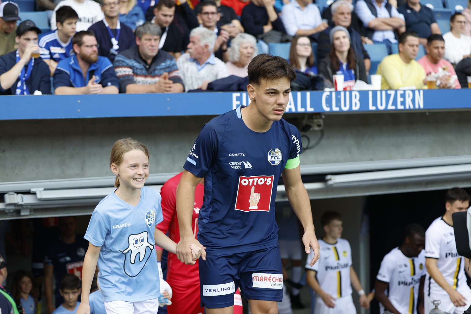 Luzerns Captain Ardon Jashari fuehrt sein Team aufs Spielfeld, vor dem Super League Spiel zwischen dem FC Luzern und BSC Young Boys Bern, am Sonntag 2. Oktober 2022 in der Swissporarena in Luzern. (KE ...