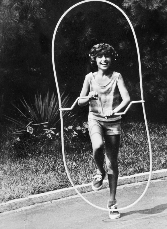 === AUS DER ORIGINALLEGENDE === &quot;Neuer Hit nach Hula-Hoop: Skip-A-Loop. Nie verlegen im erfinden neuer Fitness-Geraete sind die Amerikaner: Nach Hula-Hoop und Aehnlichem kommt jetzt ein neuer Hit ...