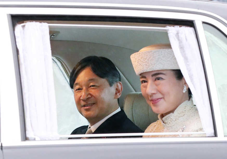 epaselect epa07537681 Japan&#039;s Crown Prince Naruhito (L) and Crown Princess Masako leave the Imperial Palace in Tokyo, Japan, 30 April 2019. Emperor Akihito, 85, is the first Japanese emperor to a ...