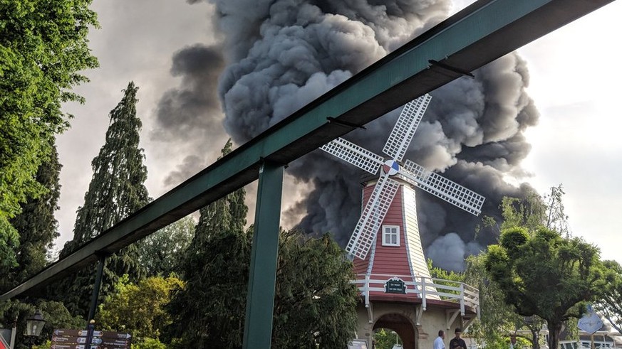 Kurz nach 18 Uhr brach im Europapark am Samstag ein Grossbrand aus.