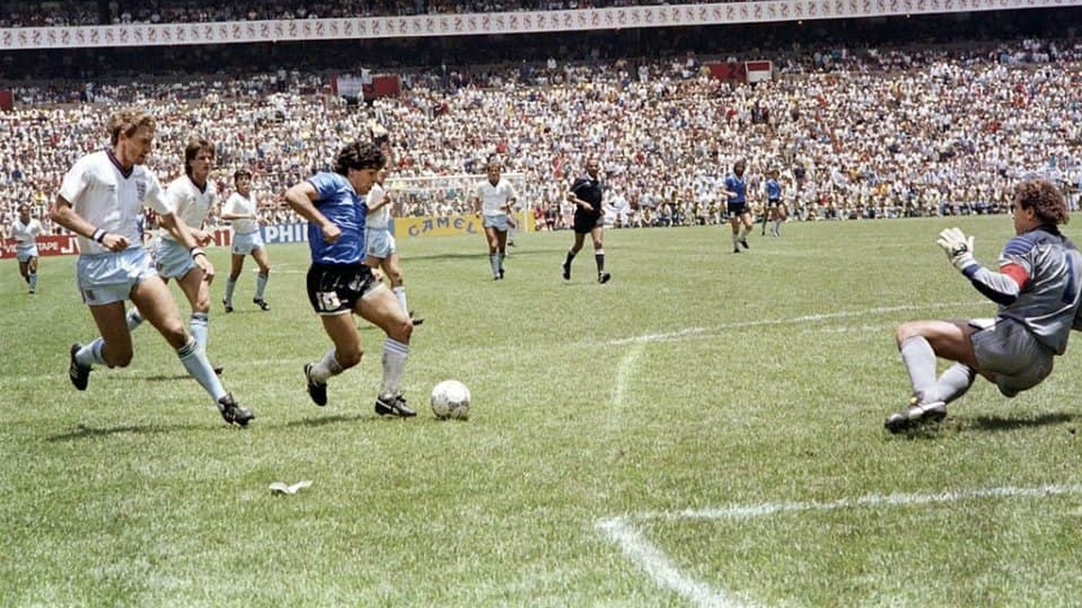 Gleich schlägt es ein in Englands Tor: Diego Maradona erzielt 1986 das Tor des Jahrhunderts.