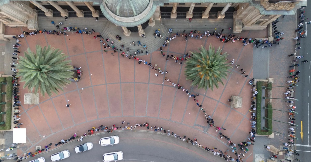 Wo die Welt Schlange steht: 28 Fotos von Mangel, Macht und Zugang