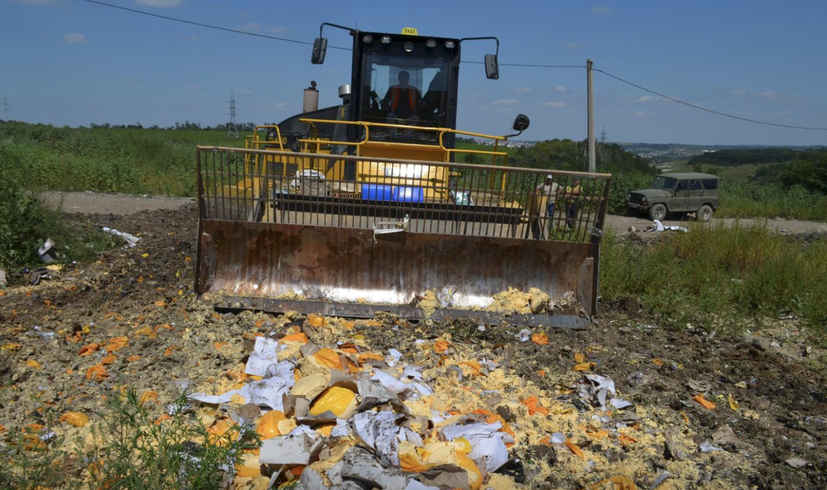 Un bulldozer en pleine destruction à Belgorod, en Russie, le 6 août 2015.