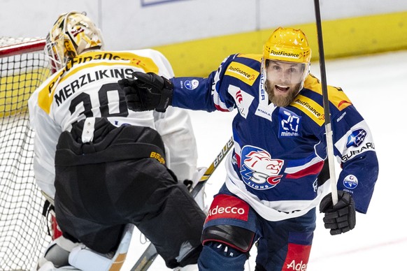 ZSC Lions Stuermer Fredrik Pettersson, rechts, gegen HC Lugano Torhueter Elvis Merzlikins im sechsten Eishockey Playoff-Finalspiel der National League zwischen den ZSC Lions und dem HC Lugano am Mittw ...