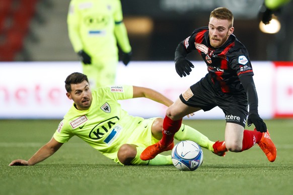 Le joueur argovien Gianluca Frontino, a gauche, lutte pour le ballon avec le joueur neuchatelois Thibault Corbaz, a droite, lors de la rencontre de football de Challenge League entre le Neuchatel Xama ...
