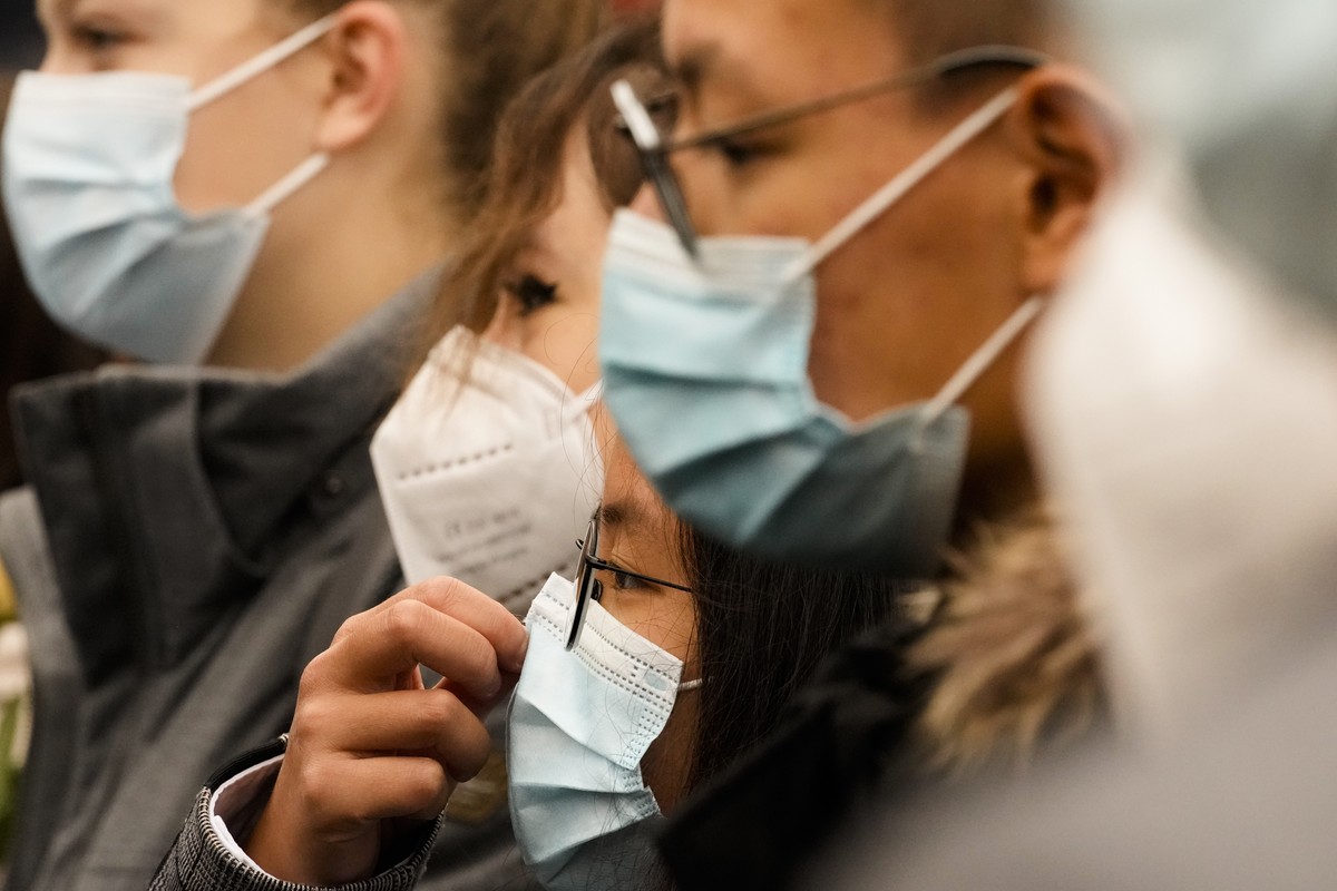 Students wear face mask to protect against the corona virus and the COVID-19 disease during a ceremony to mark the 32th anniversary of the fall of the Berlin Wall in Berlin, Germany, Tuesday, Nov. 9,  ...