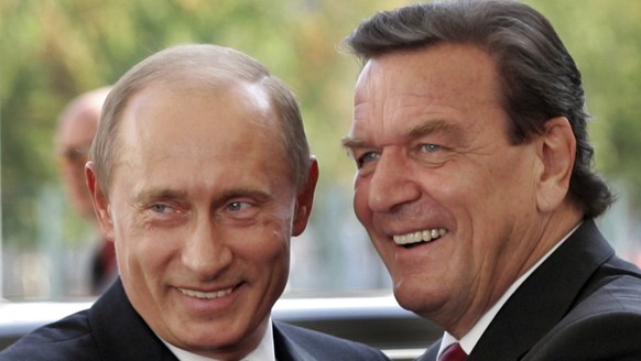 Bundeskanzler Gerhard Schroeder, rechts, begruesst den russischen Praesidenten Wladimir Putin am Donnerstag 8. September 2005, im Bundeskanzleramt in Berlin. Im Mittelpunkt des Treffens steht die Unte ...