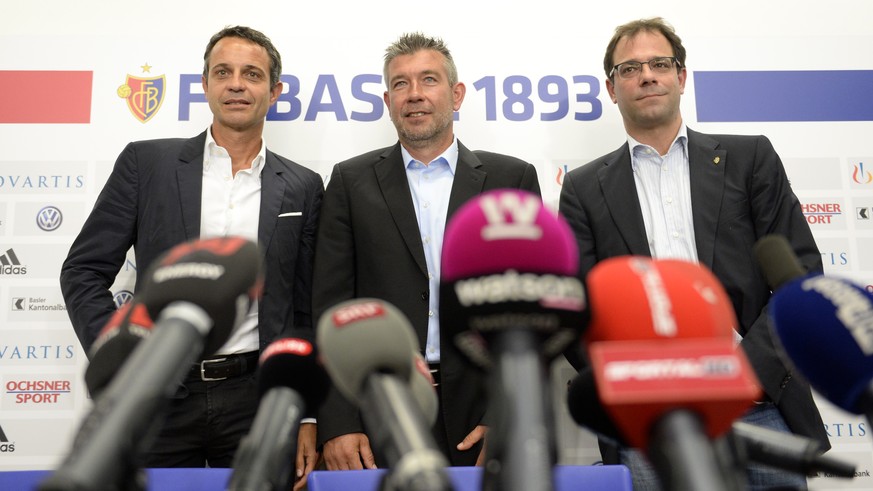 Urs Fischer, Mitte, wird neben Bernhard Heusler, Praesident des FC Basel, links, und Georg Heitz, Sportchef des FC Basel, rechts als neuer Trainer des FC Basel vorgestellt, an einer Medienkonferenz de ...
