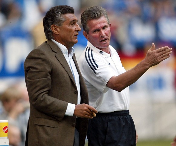 Schalke`s manager Rudi Assauer, left, talks to head coach Jupp Heynckes, right, during the German first division soccer match between FC Schalke 04 and VfB Stuttgart at the Arena AufSchalke in Gelsenk ...