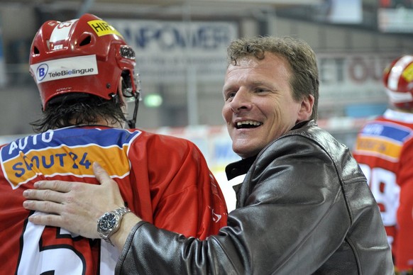 A droite le coach Kevin Schlaepfer, felicite Kevin Loetscher, a gauche. Les joueurs de Bienne celebrent la victoire 3-2, lors du 7eme et dernier match de promotion-relegation LNA/LNB, du championnat s ...