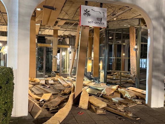 Diebe sprengen im Februar 2026 in Breitenbach SO einen Bankomaten.