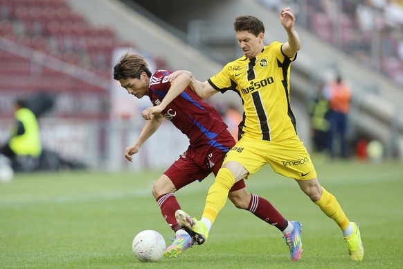 Keigo Tsunemoto (SFC), links, und Christian Fassnacht (YB) in Aktion im Super League Spiel zwischen Servette FC und BSC Young Boys, am Sonntag, 11. Mai 2025 im Stade de Geneve in Genf. (KEYSTONE/Peter ...