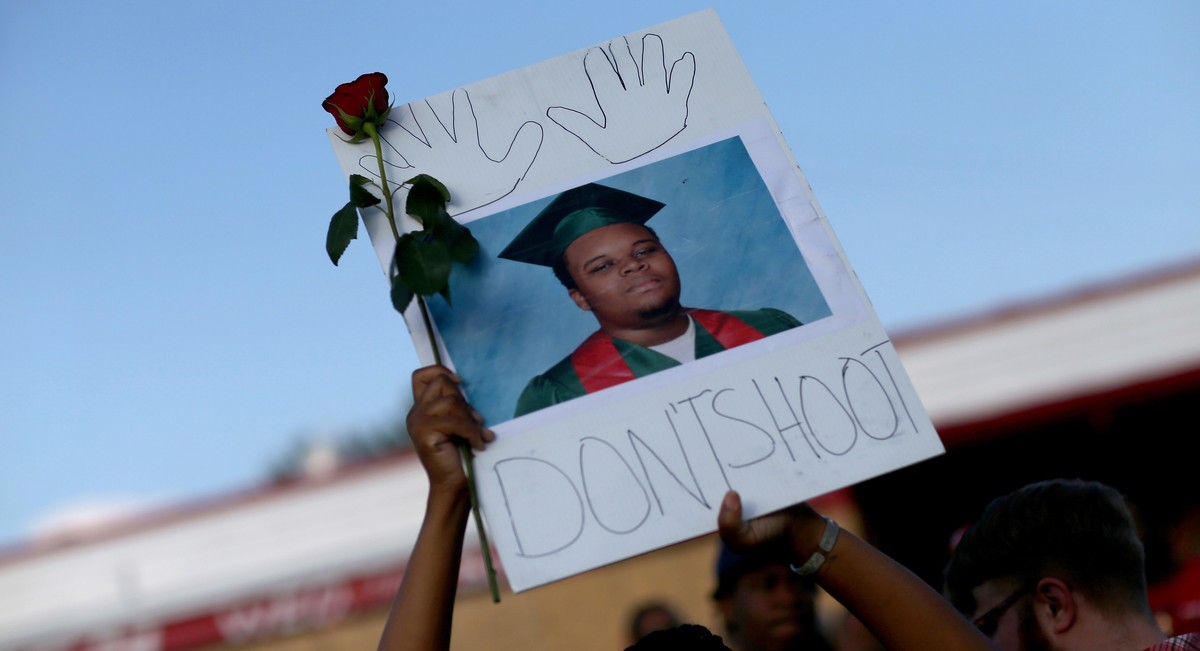 Ein Demonstrant hält ein Bild des von sechs Polizeikugeln getöteten Michael Brown mit der Aufschrift «Nicht schiessen».&nbsp;