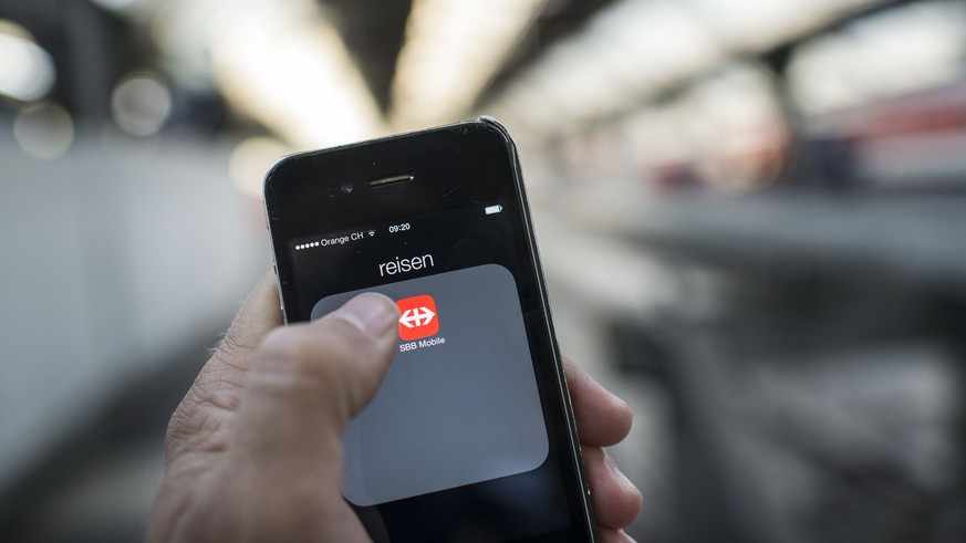 The SBB App on a smart phone at the main station in Zuerich, Switzerland, Ocotber 16, 2013. (KEYSTONE/Christian Beutler)

Die App der SBB auf einem Mobiltelefon im Zuercher Hauptbahnhof, am 16. Oktobe ...