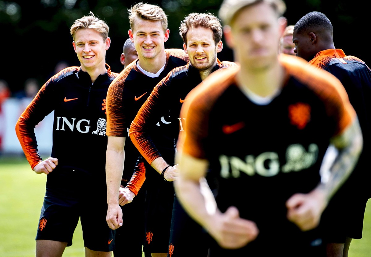 epa07599034 Dutch national soccer team players (L-R) Frenkie de Jong, Matthijs de Ligt, and Daley Blind attend their team's training session in Zeist, Netherlands, 25 May 2019, prior to the upcom ...