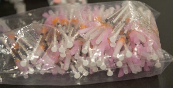 epa09437569 A storage bag of needles are seen on a table as doses of Pfizer-BioNTech COVID-19 Vaccine are prepared for distribution, during Everett Public Schools&#039; back to school vaccine clinic h ...