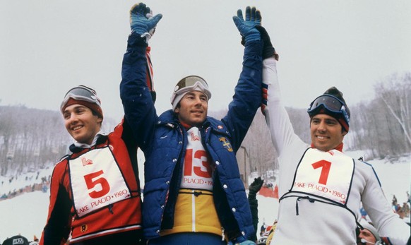 Siegerehrung des Ski-Herren-Slaloms an den Olympischen Winterspielen in Lake Placid, USA, 1980. Gold gewann der Schwede Ingemar Stenmark (mitte), Silber Philip Mahre aus USA (links) und Bronze gewann  ...
