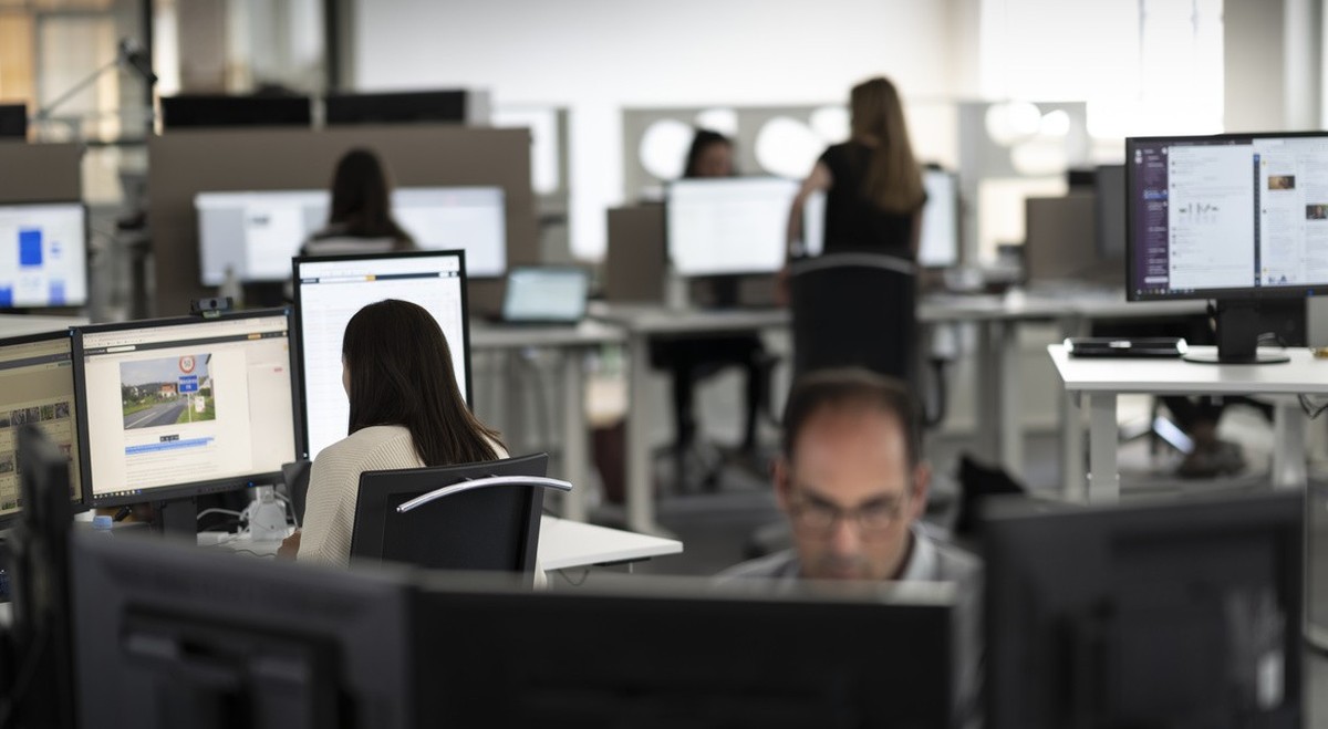 Journalisten und Journalistinnen des Tages-Anzeigers arbeiten im Newsroom der Hauptredaktion, fotografiert am Montag, 5. Juni 2023 in Zuerich. (KEYSTONE/Gaetan Bally)