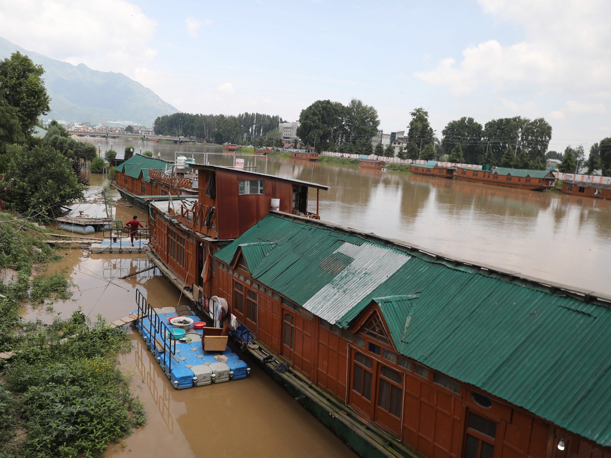 epa10736569 A view of houseboats on Jhelum river following a rise in water levels in Srinagar, the summer capital of Indian Kashmir, 09 July 2023. The threat of flooding in Kashmir was averted on 09 J ...