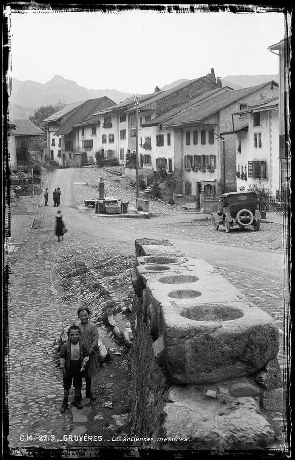 In Stein gehauene Hohlmasse für Getreide aus dem 15. oder 16. Jahrhundert auf dem Marktplatz von Greyerz.
https://patrimoine-gruyeres.ch/fr/calvaire-et-fontaine/mesures-a-grains-halle