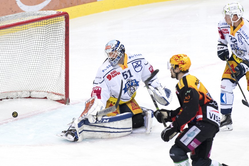 Erste Tor (1-0) von SC Bern Spieler Mark Arcobello, Mitte, gegen Goalie Tobias Stephan, links, und Zugs Santeri Alatalo, rechts, im ersten Eishockey Playoff-Finalspiel der National League A zwischen d ...