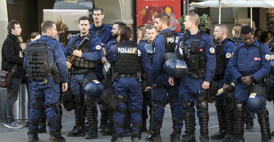 Die Polizei steht einsatzbereit auf dem Waisenhausplatz um allenfalls eine unbewilligte Antifa-Demonstration zu verhindern, am Samstag, 14. Oktober 2017, in Bern. (KEYSTONE/Peter Schneider)