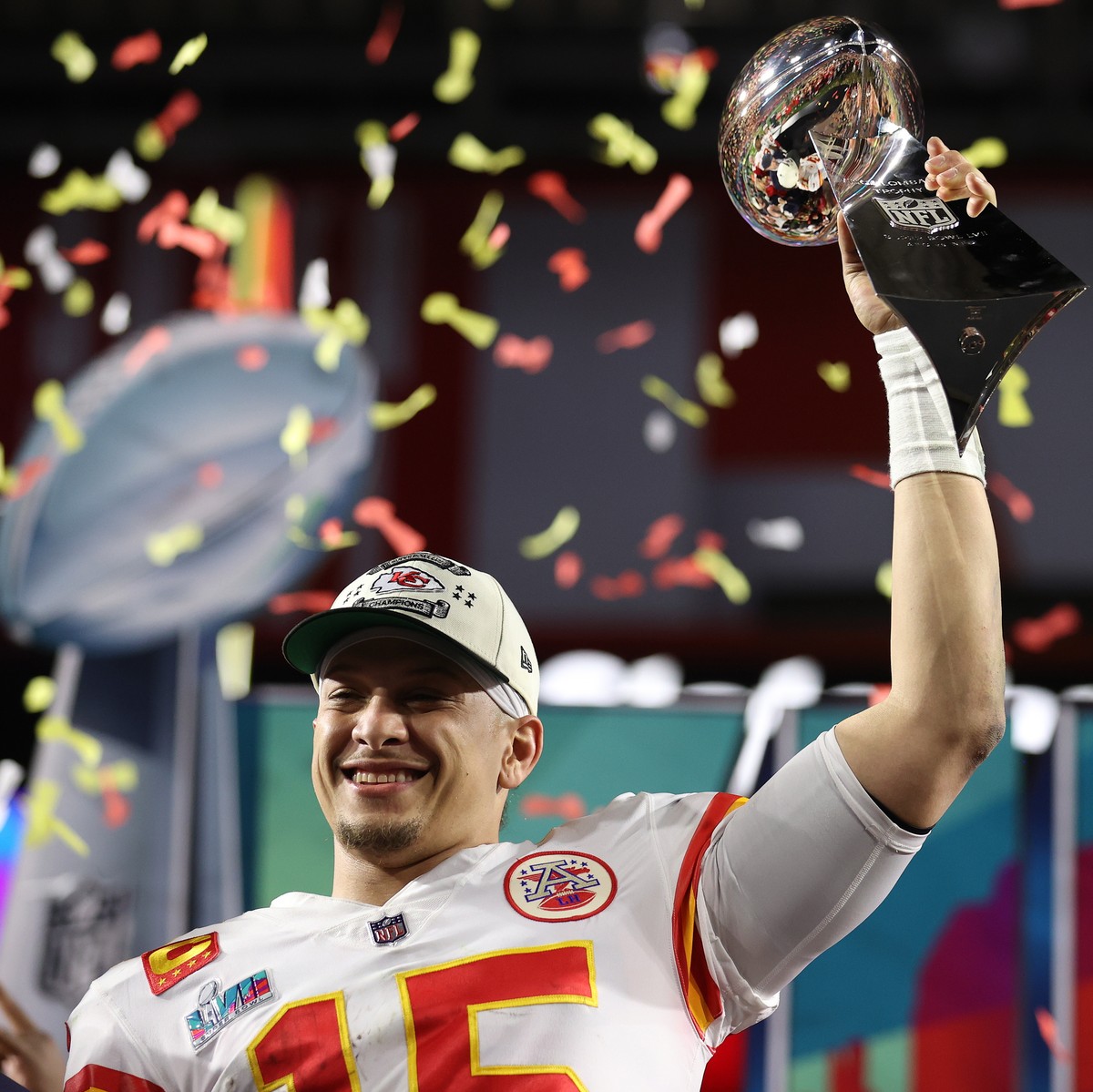 epa10464373 Kansas City Chiefs quarterback Patrick Mahomes hoists the Vince Lombardi Trophy after defeating the Philadelphia Eagles in Super Bowl LVII between the AFC champion Kansas City Chiefs and t ...