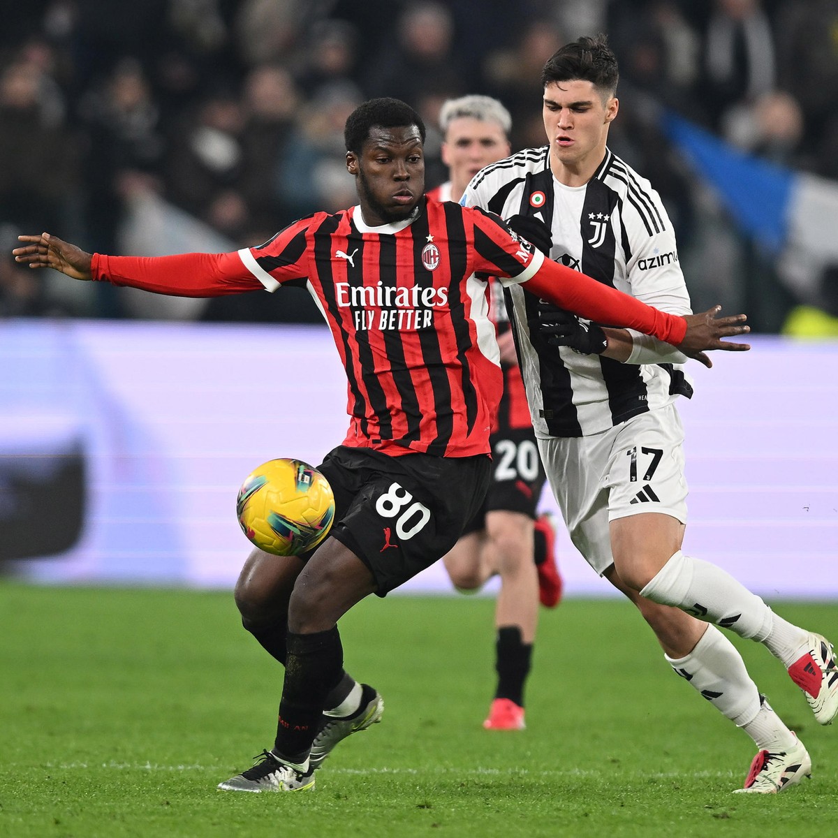 epa11834704 Juventus' Vasilije Adzic and Milan's Yunus Musah in action during the Italian Serie A soccer match between Juventus FC and AC Milan, in Turin, Italy, 18 January 2025. EPA/ALESSAN ...