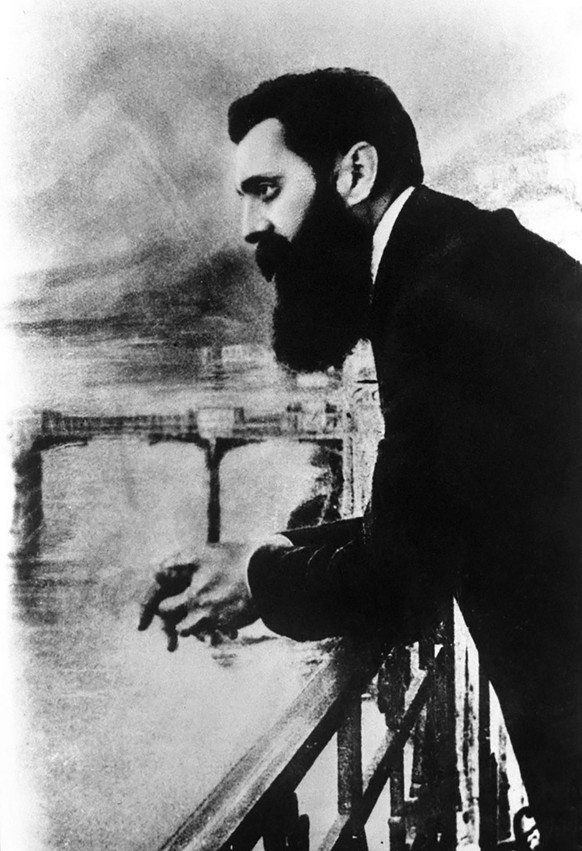 Theodor Herzl auf dem Balkon des Hotels Les Trois Rois, 1901.
https://commons.wikimedia.org/wiki/File:Theodor_Herz007.jpg