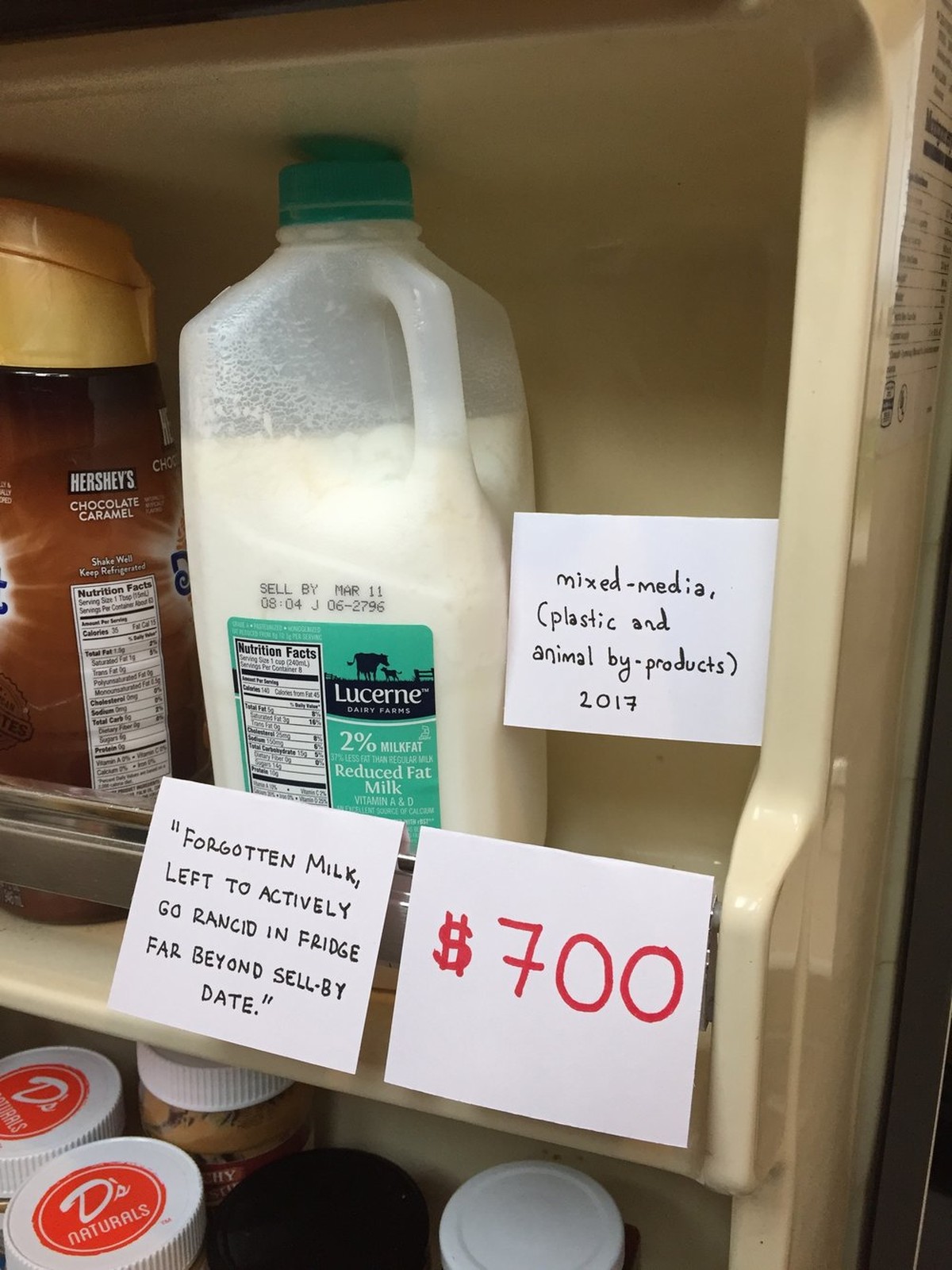 «Vergessene Milch, aktiv stehen gelassen bis sie ranzig wird und schon lange das Ablaufdatum überschritten hat».