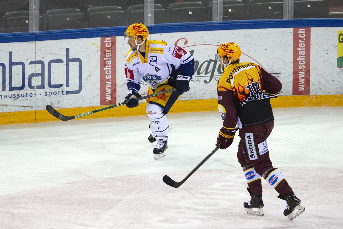 PostFinance Top Scorer Zug's center Jan Kovar, of Czech Republic, left, and PostFinance Top Scorer Geneve-Servette's defender Henrik Toemmernes, of Sweden, right, in action, during the secon ...