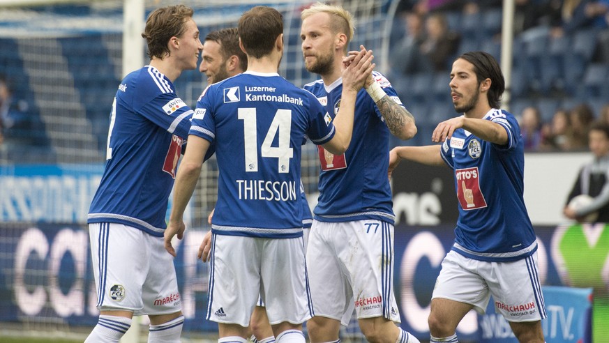 Seine Mitspieler feiern den Doppeltorschützen Markus Neumayr.