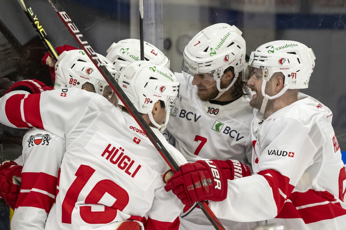 Lausannes Spieler freuen sich nach ihrem Ausgleich zum 3:3 beim Eishockey-Qualifikationsspiel der National League zwischen dem HC Ajoie und dem Lausanne Hockey Club in der Raiffeisen Arena in Porrentr ...