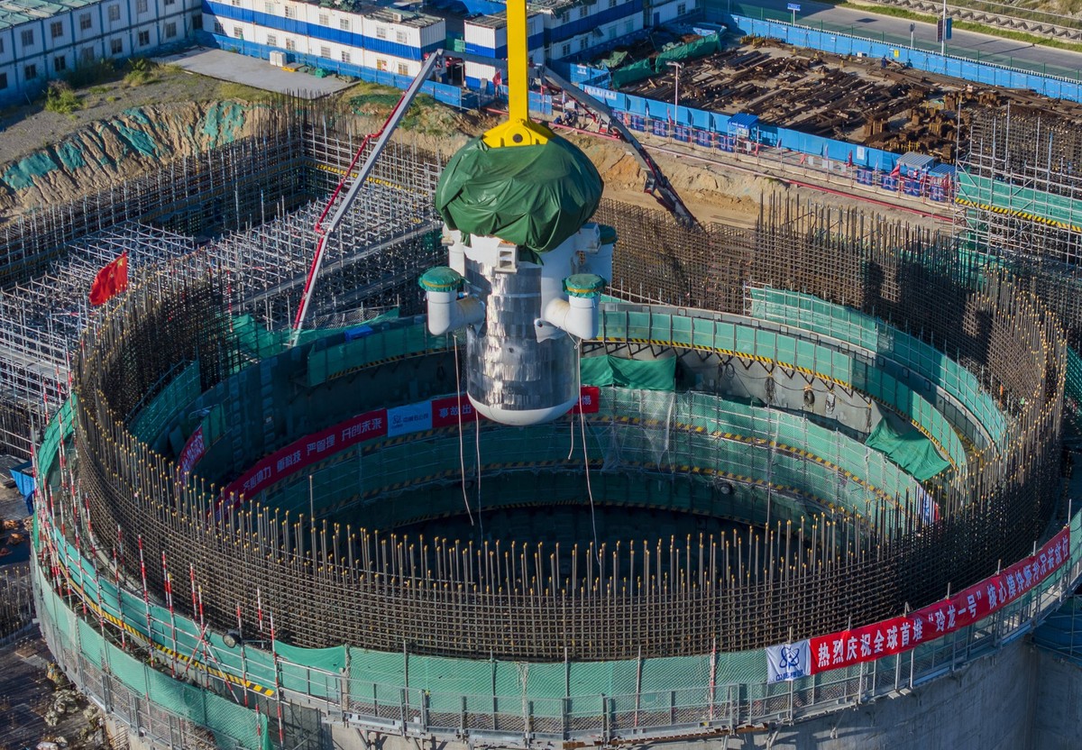 News Bilder des Tages CHANGJIANG, CHINA - AUGUST 10: Aerial view of the core module of China s Linglong One, the world s first commercial small modular reactor SMR, installed on August 10, 2023 in Cha ...