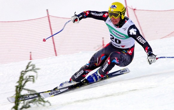 Bruno Kernen of Switzerland speeds through the course during the World Cup men's downhill in Val d'Isere, France, Saturday, Dec. 16, 2000. He finished in 4th place. (AP Photo/Alessandro Trov ...