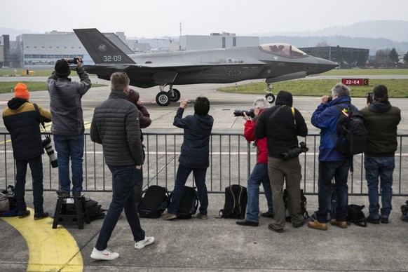 Ein F-35A Kampfflugzeug fuer die Schweizer Armee landet auf dem Militaerflugplatz Emmen, am Freitag, 18. Maerz 2022. (KEYSTONE/Ennio Leanza)