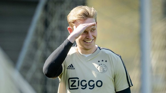epa07494248 Ajax Amsterdam player Frenkie de Jong (C) during the team's training session at Sports park De Toekomst in Amsterdam, The Netherlands, 09 April 2019. Ajax will face Juventus in their UEFA  ...