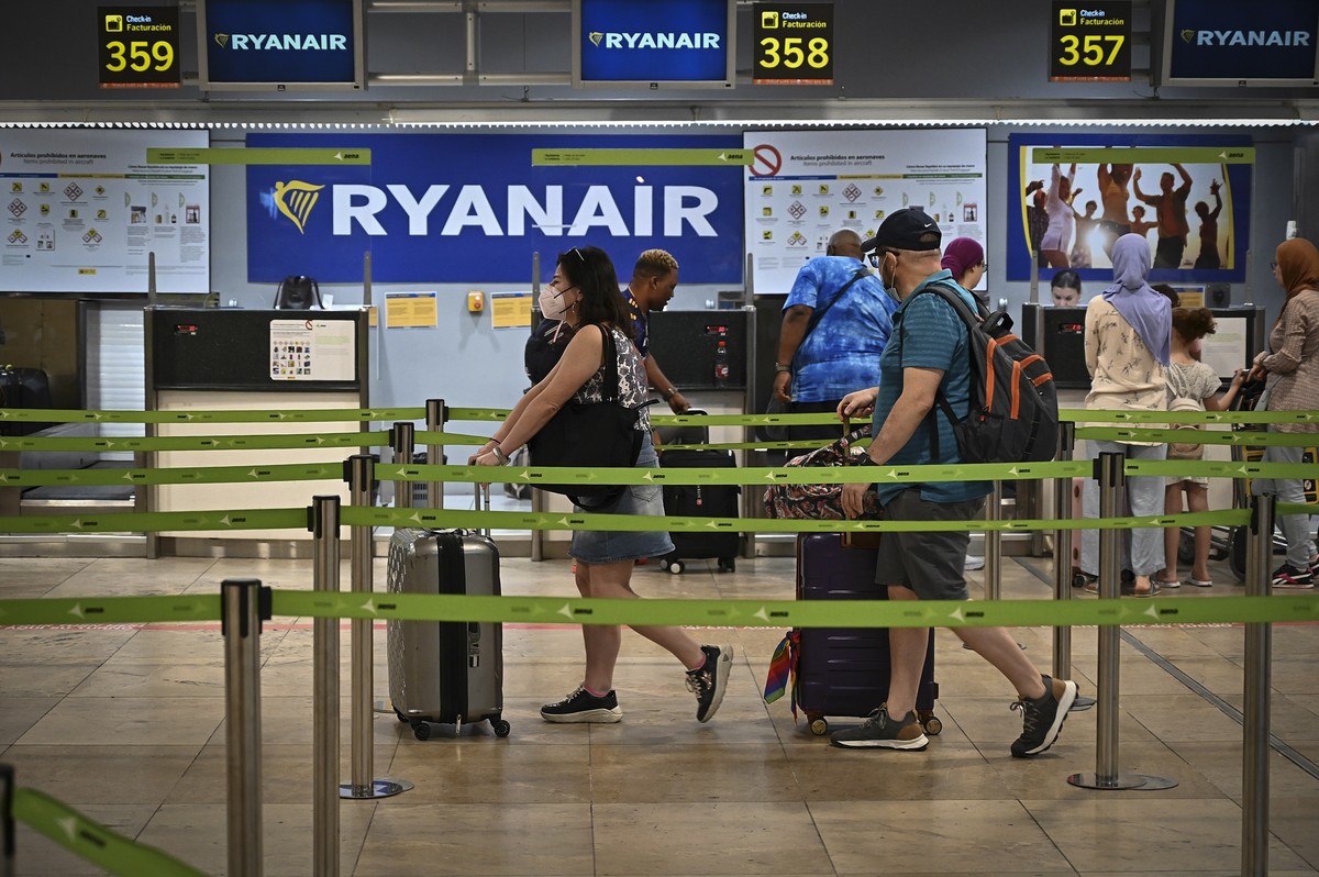 epa10091067 Passengers wait in line at the Ryanair check-in desks at Adolfo Suarez Airport in Madrid, Spain, 25 July 2022, on first day of a planned four-day strike action to which Ryanair cabin crew  ...