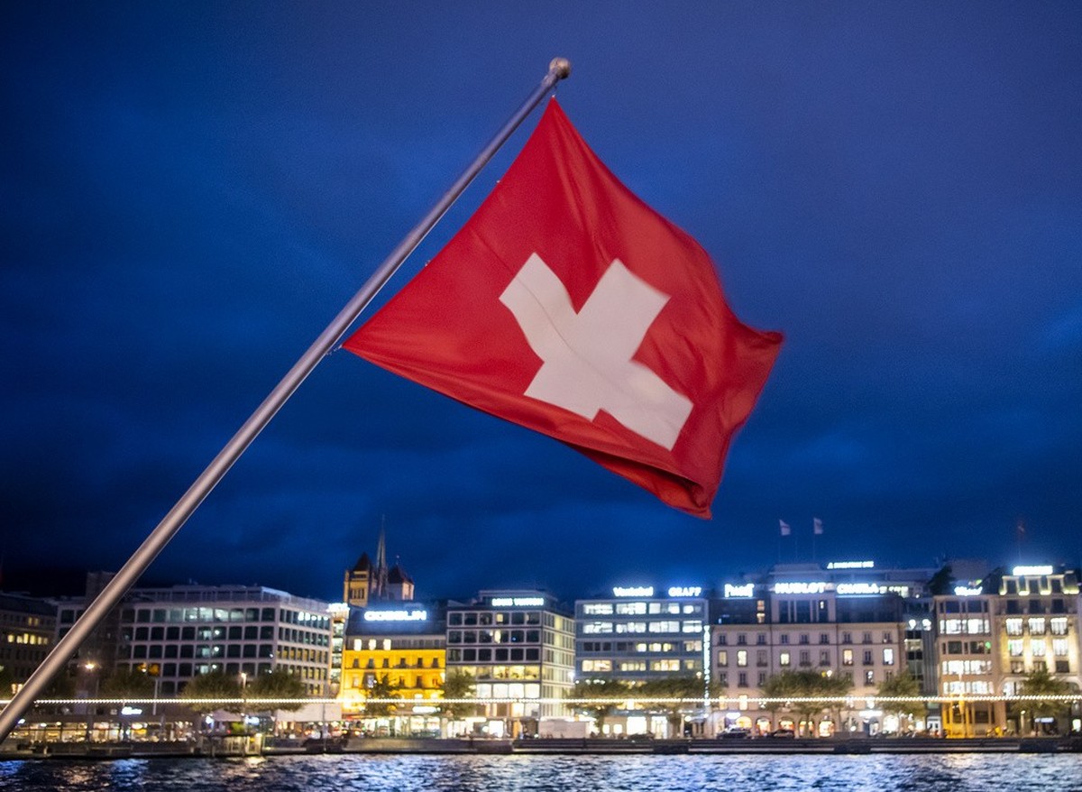 Le drapeau suisse flotte dans la Rade le jeudi 15 octobre 2020 a Geneve. Face a l'augmentation des nouveaux cas, les cantons sont en train de reevaluer leurs mesures sanitaires. Une rencontre ave ...